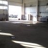 Цех окраски грузовиков перед выполнение работ по нанесению полимеров (низкое качество основания, трещины, неровности, замаслянные участки)